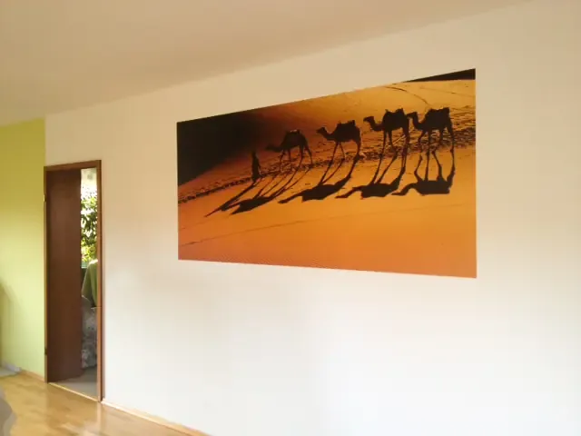 Innenanstrich mit Wandbild in einem Wohnraum